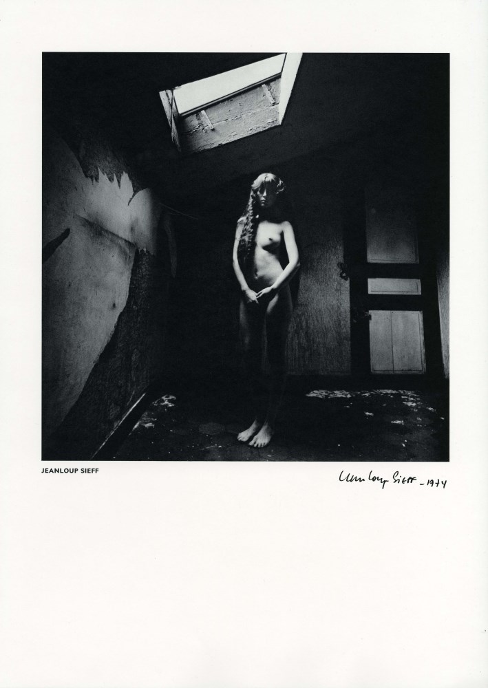 Lot #967: JEANLOUP SIEFF - Femme nue dans un endroit sombre - Vintage photogravure