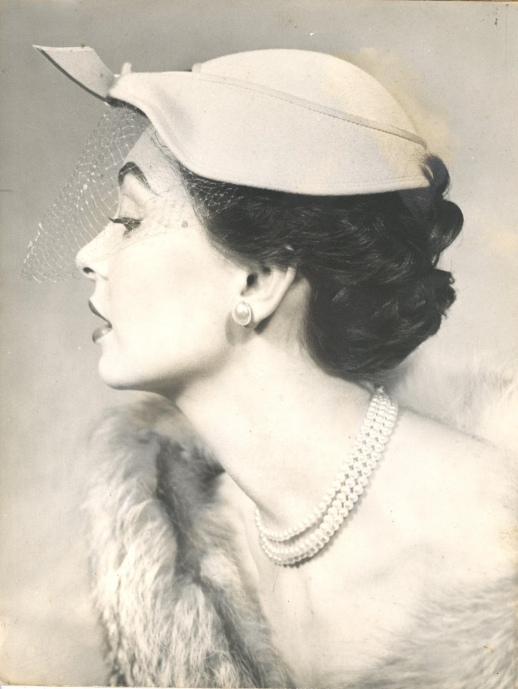 Lot #2439: RICHARD AVEDON - Lisa Fonssagrives (#2) - Vintage silver gelatin print