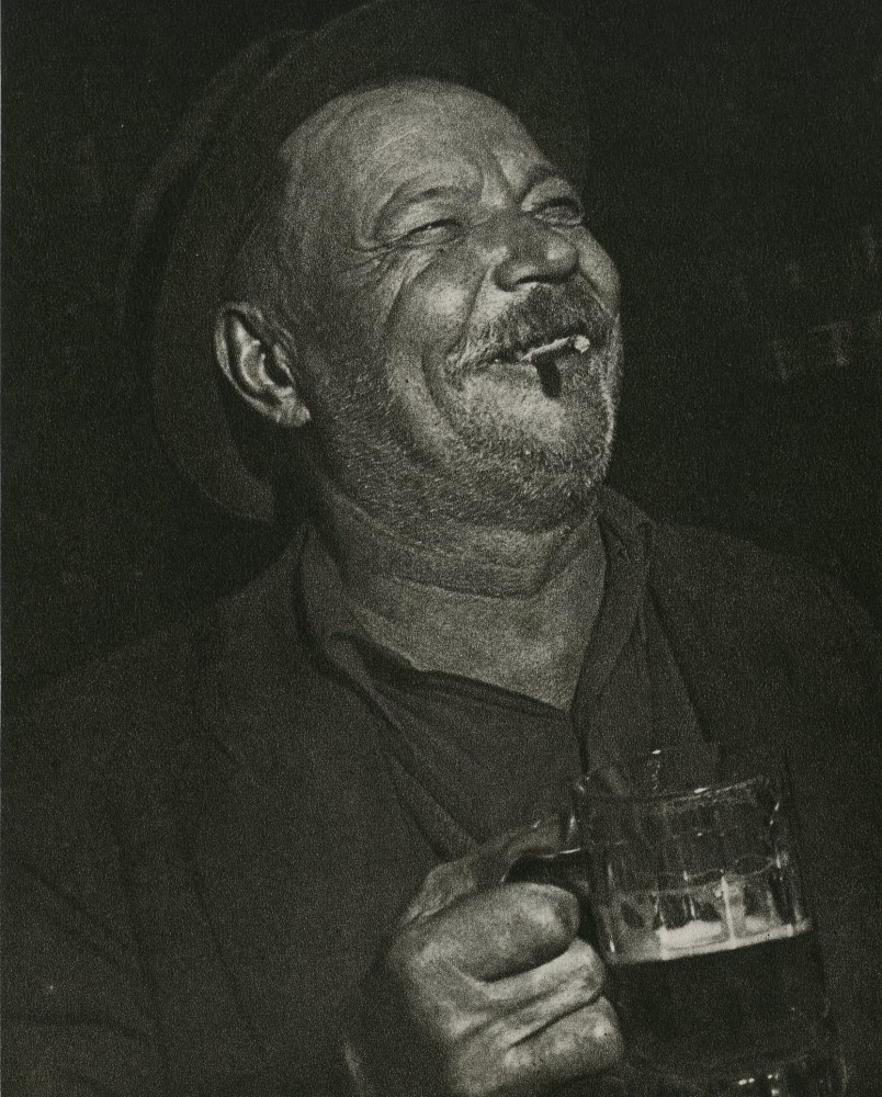 Lot #2556: WEEGEE [arthur h. fellig] - Mug of Beer - Original vintage photogravure