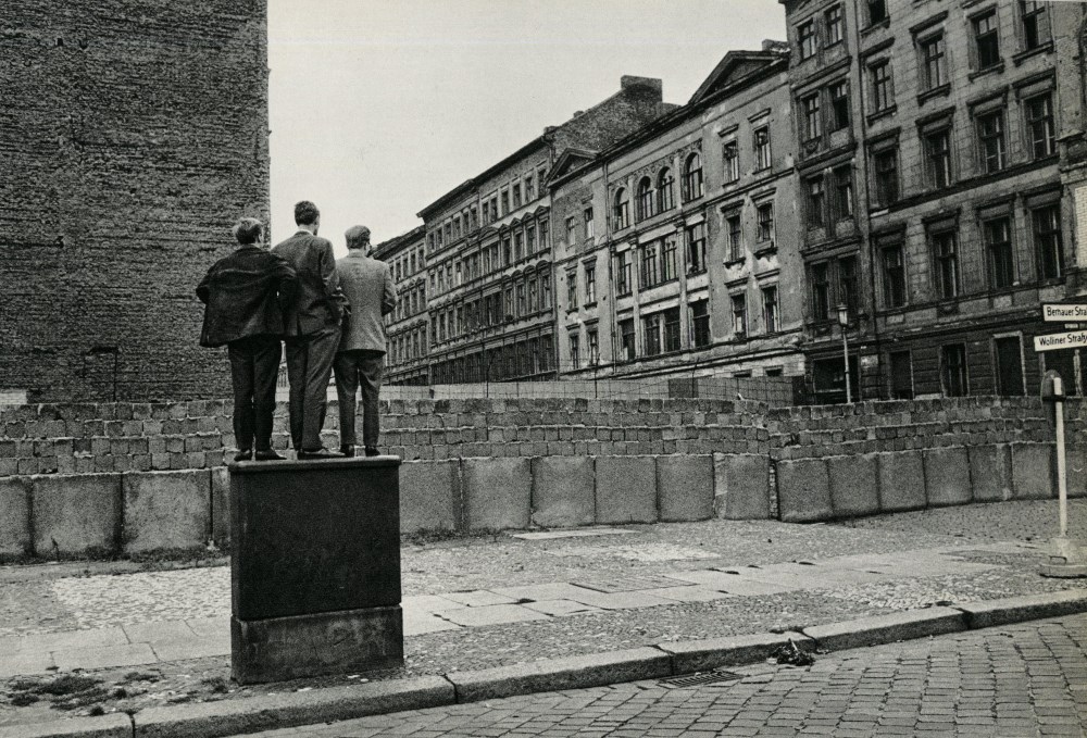 Lot #2561: HENRI CARTIER-BRESSON - Mur de Berlin - Vintage photogravure